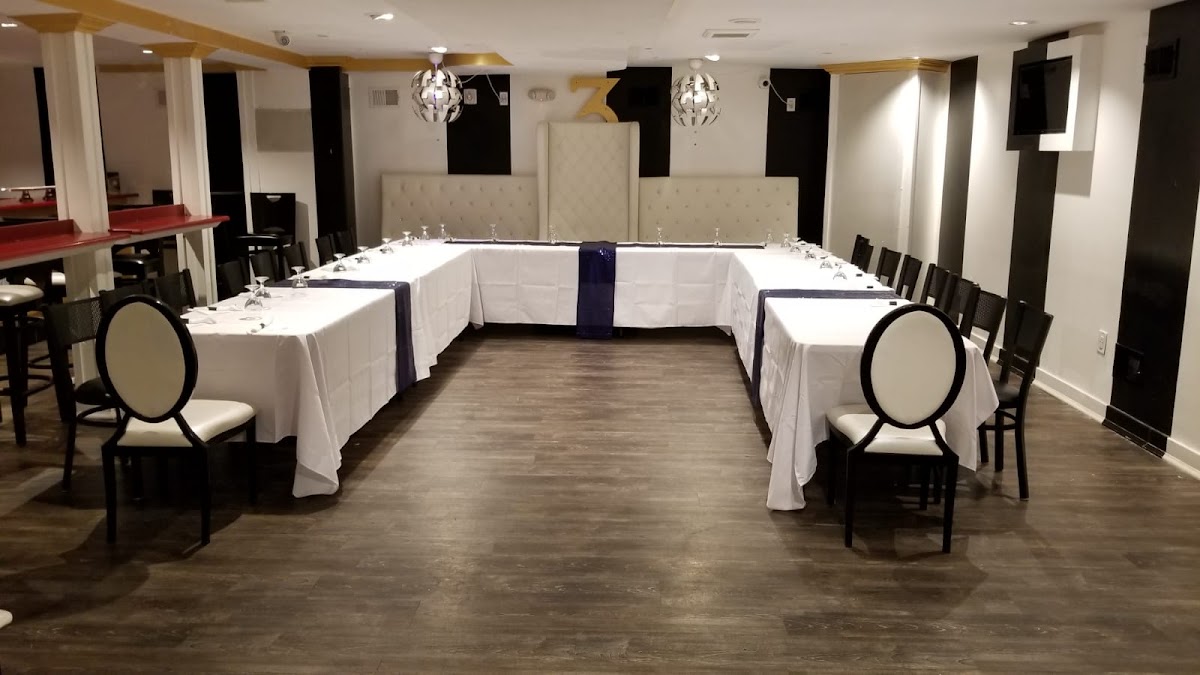 3 Corner Restaurant & Bar